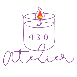 Offrez un moment de sourire avec cette bougie végétale personnalisée pour maman 🤍
Son message plein d’humour « Désolé pour toutes les bêtises que j’ai faites enfant… heureusement tu n’en connais que la moitié ! » en fait un cadeau original, drôle et plein d’amour.

Parfaite pour un anniversaire, la fête des mères ou simplement pour faire plaisir, cette bougie artisanale est fabriquée avec soin dans notre atelier en France.

🌿 Bougie 100 % cire végétale, végan et non toxique
🔥 Mèche en bois pour une combustion propre et chaleureuse
🌸 Parfums de Grasse pour une senteur délicate
⏳ Environ 40 heures de combustion

Chaque bougie est personnalisable : choisissez le contenant, le parfum et ajoutez votre texte si vous le souhaitez.

🎁 Elle est livrée dans un coffret prêt à offrir, avec de mini-allumettes dans un petit pot décoratif pour un cadeau encore plus spécial.

Une attention unique, pleine d’humour et d’émotion, créée avec soin par notre atelier.