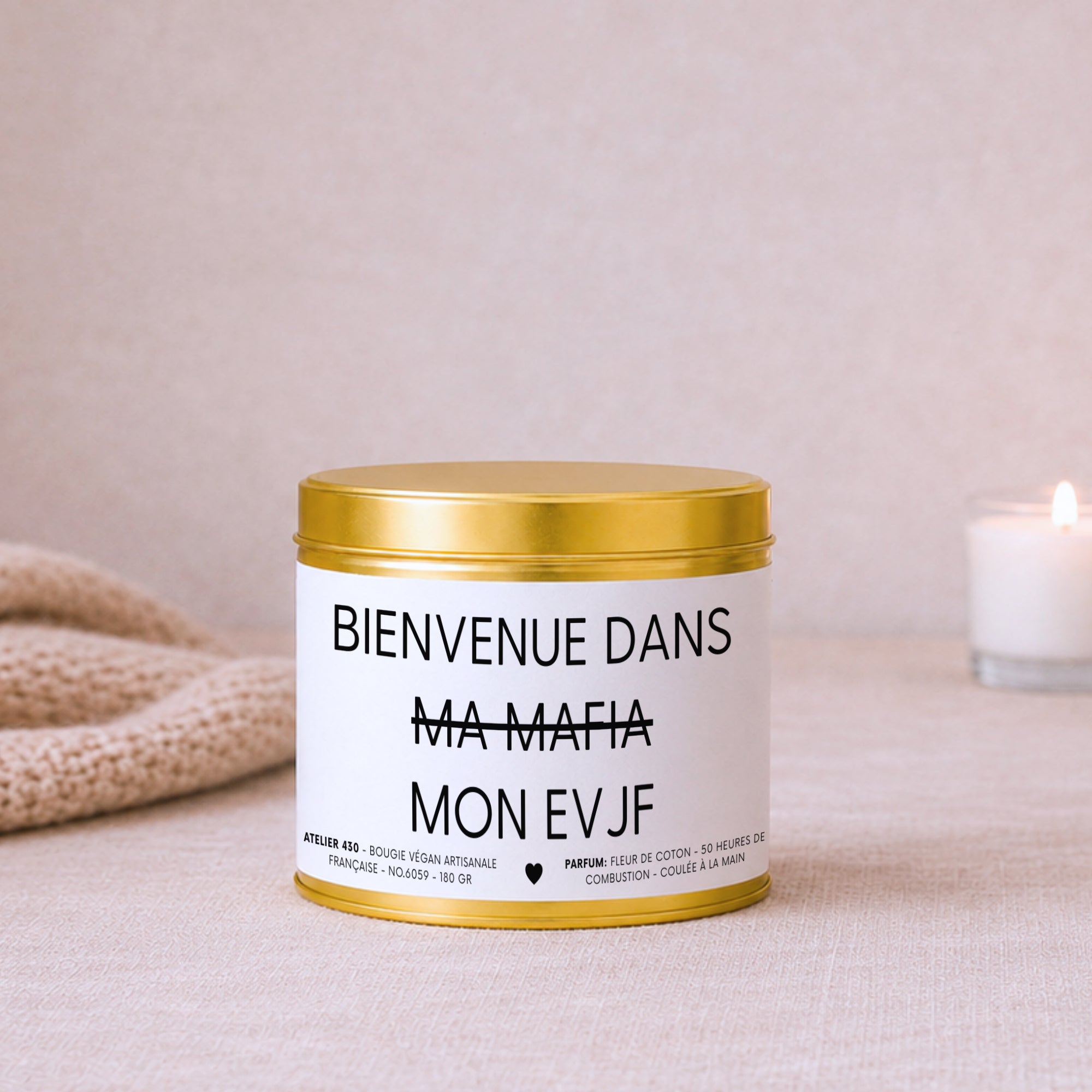 Bougie EVJF personnalisée « Bienvenue dans ma mafia – Mon EVJF » avec boîte or – Atelier 430