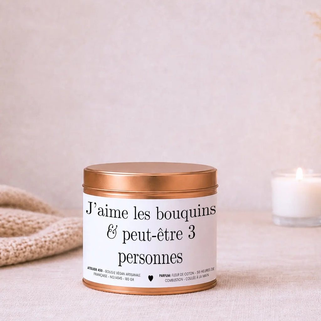 Bougie cadeau humour pour passionné(e) de lecture « J’aime les bouquins & peut-être 3 personnes » avec boîte cuivrée – Atelier 430
