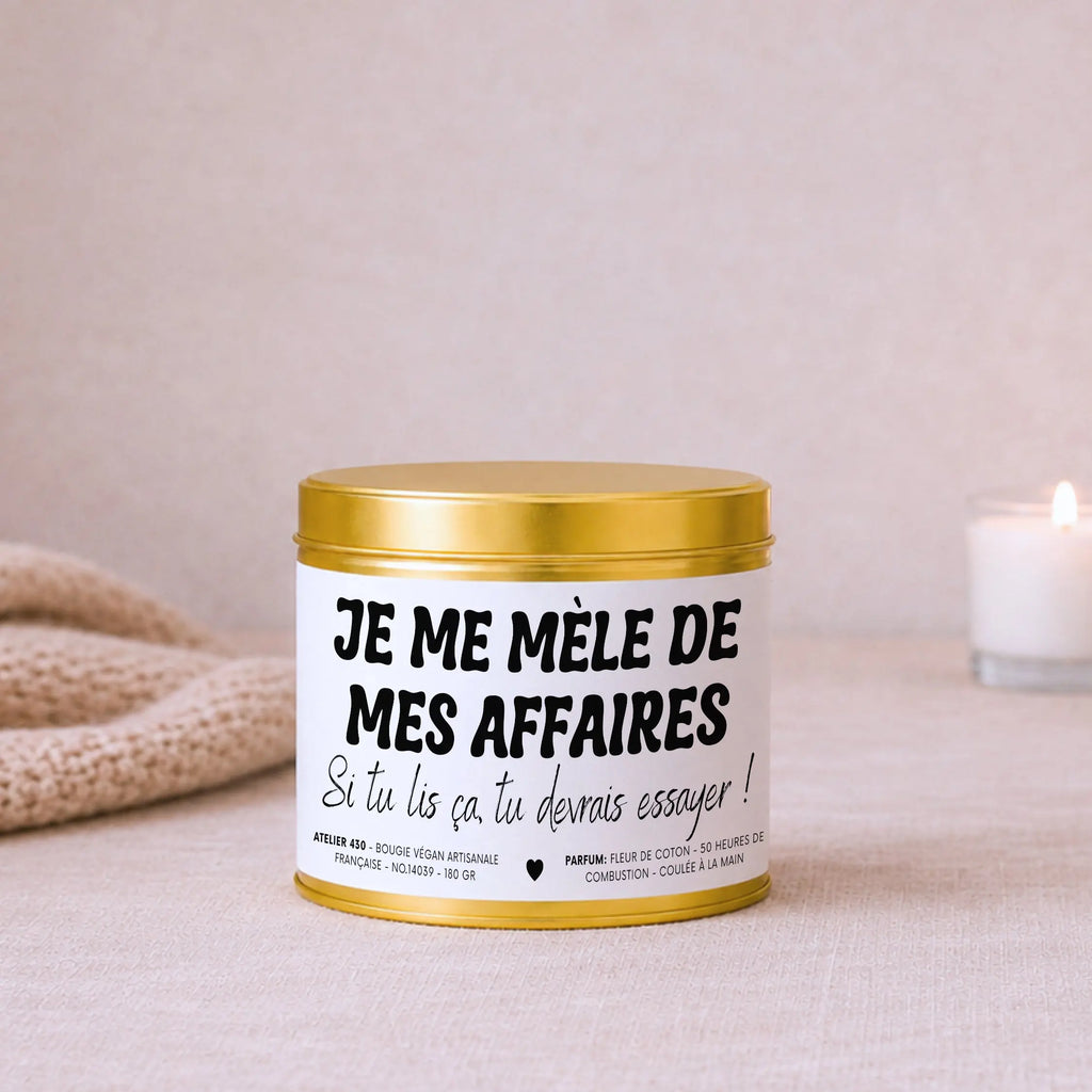 Bougie impertinente et décalée « Je me mêle de mes affaires. Si tu lis ça, tu devrais essayer ! » avec boîte or – Atelier 430
