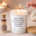Bougie à message « Être ma mère suffisait comme cadeau, mais j’ai aussi apporté une bougie » avec boîte blanche – Atelier 430