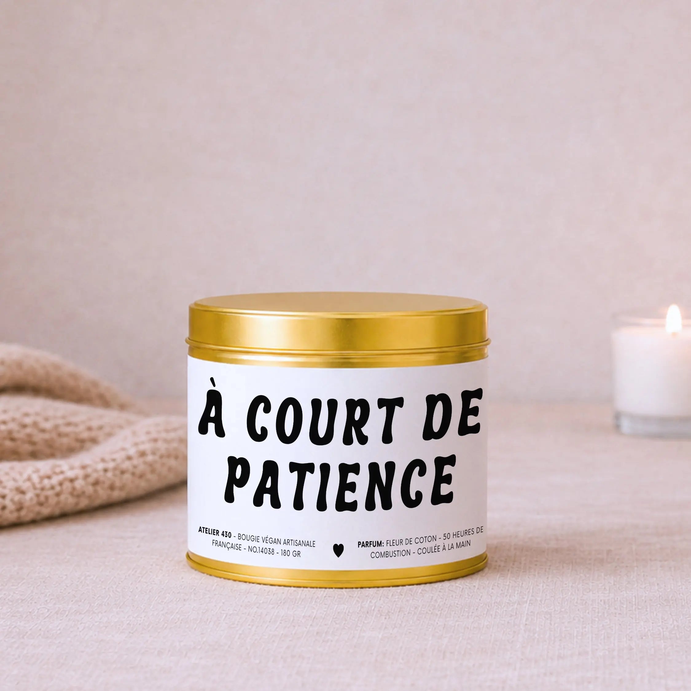 Bougie impertinente et décalée « À court de patience » avec boîte or – Atelier 430