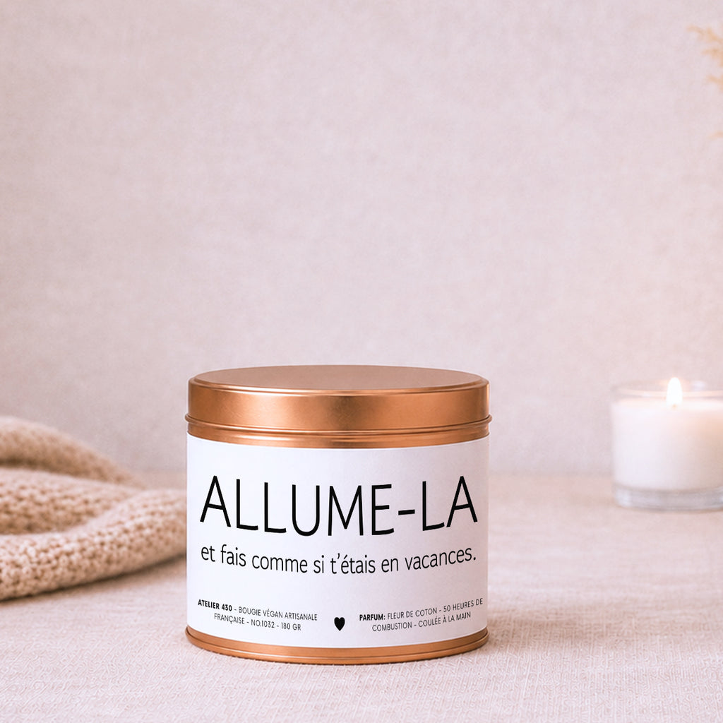 Bougie cadeau personnalisable « Allume-la et fais comme si t’étais en vacances » avec boîte cuivrée – Atelier 430