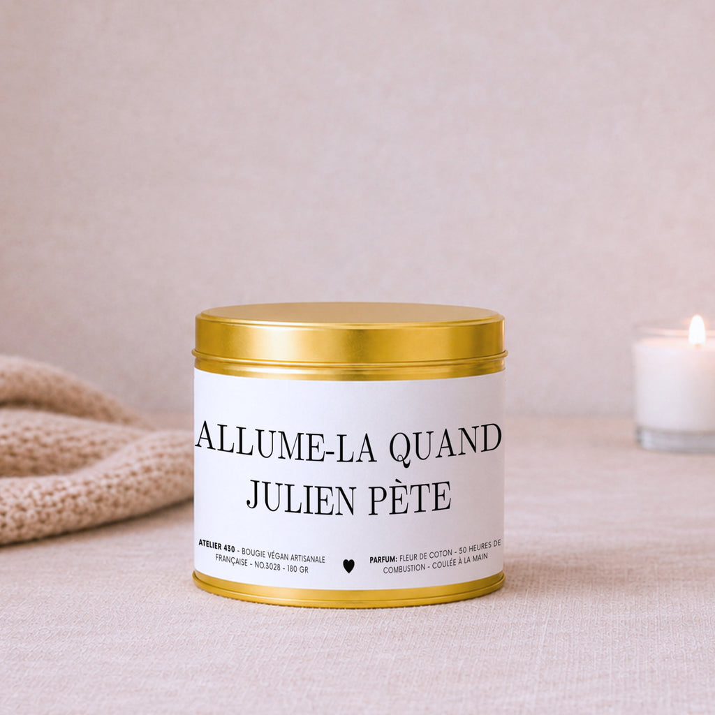 Bougie humour décalé « Allume-la quand Julien pète » avec boîte or – Atelier 430