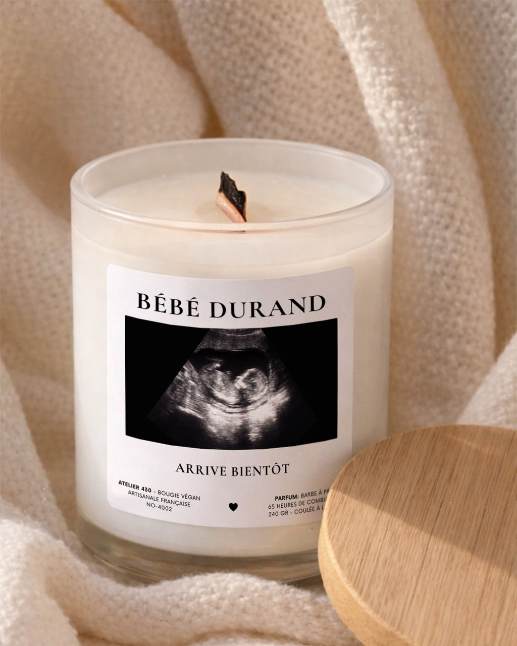Bougie annonce grossesse personnalisée « Bébé Durand arrive bientôt » avec boîte blanche – Atelier 430