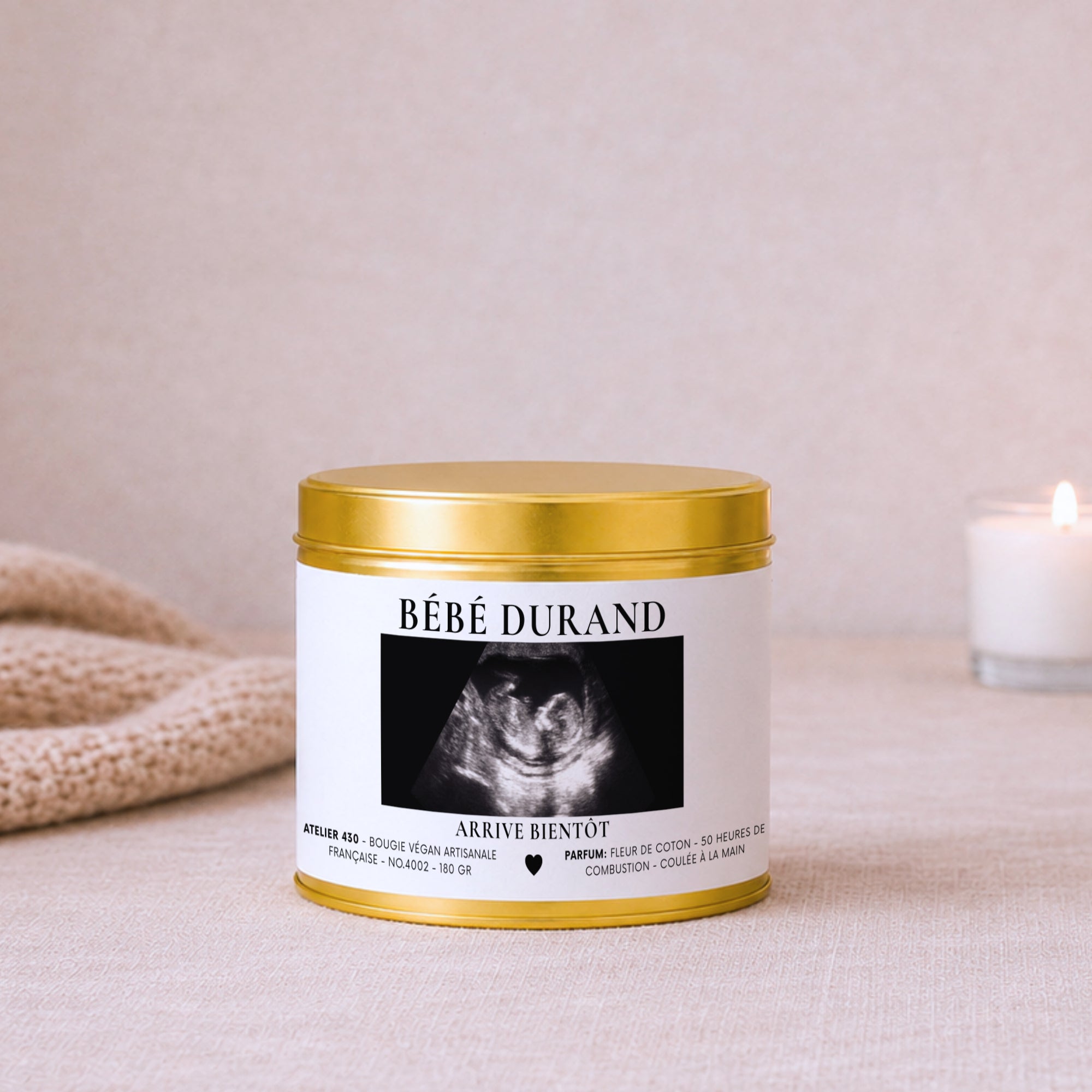 Bougie naissance personnalisée « Bébé Durand arrive bientôt » avec boîte or – Atelier 430