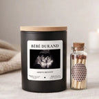 Bougie personnalisée « Bébé Durand arrive bientôt » avec boîte noire – Atelier 430