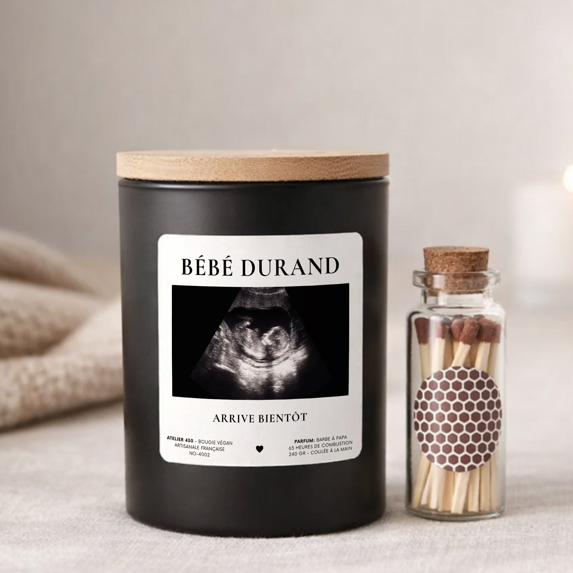 Bougie personnalisée « Bébé Durand arrive bientôt » avec boîte noire – Atelier 430