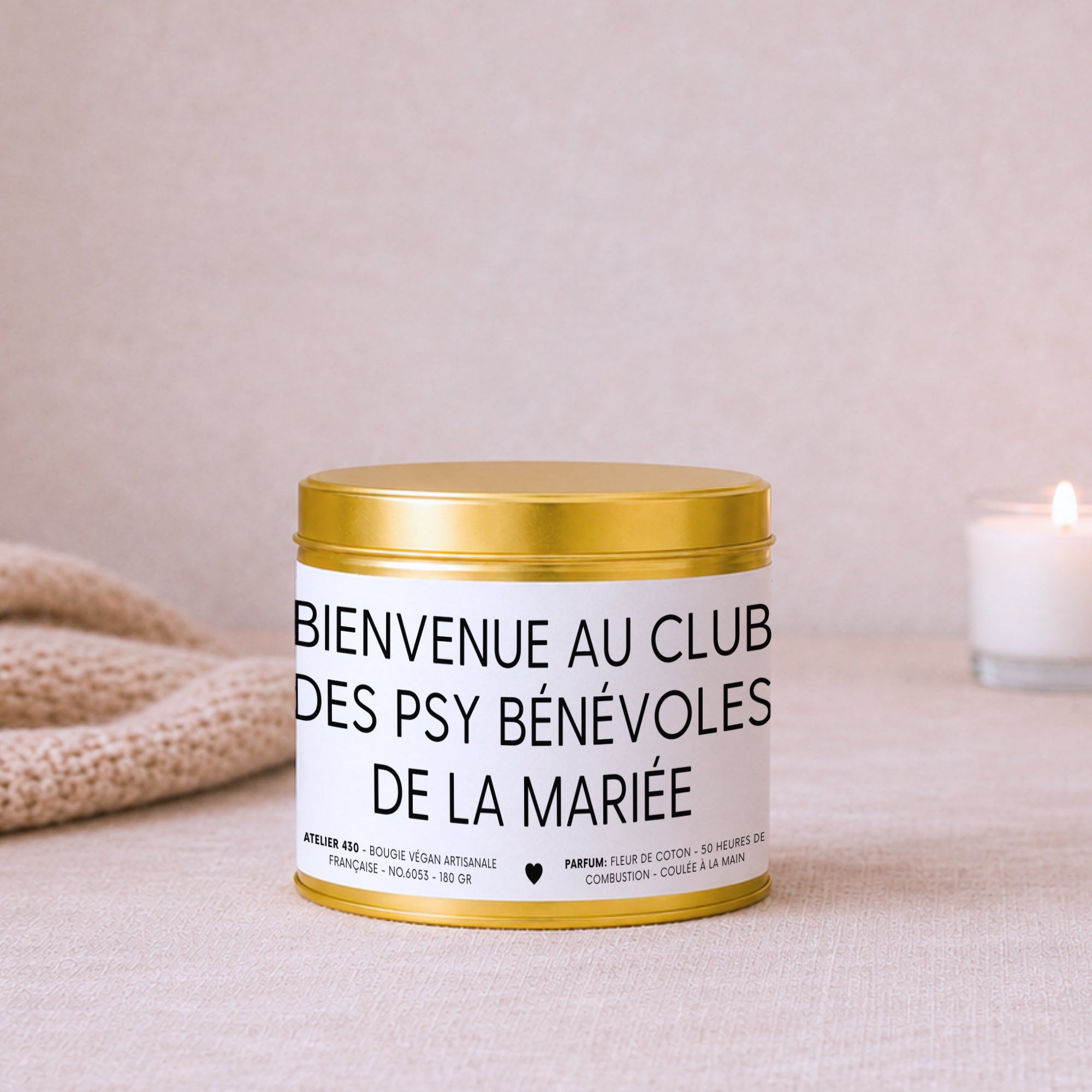 Bougie avec texte « Bienvenue au club des psy bénévoles de la mariée » avec boîte or – Atelier 430