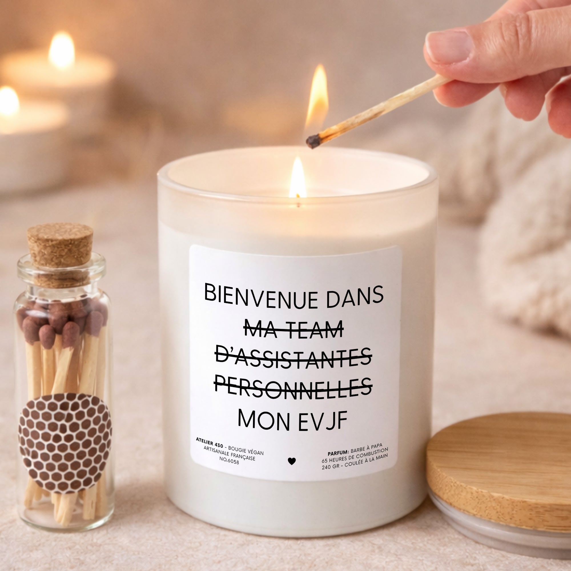 Bougie à message EVJF « Bienvenue dans ma team d’assistantes personnelles – Mon EVJF » avec boîte blanche – Atelier 430