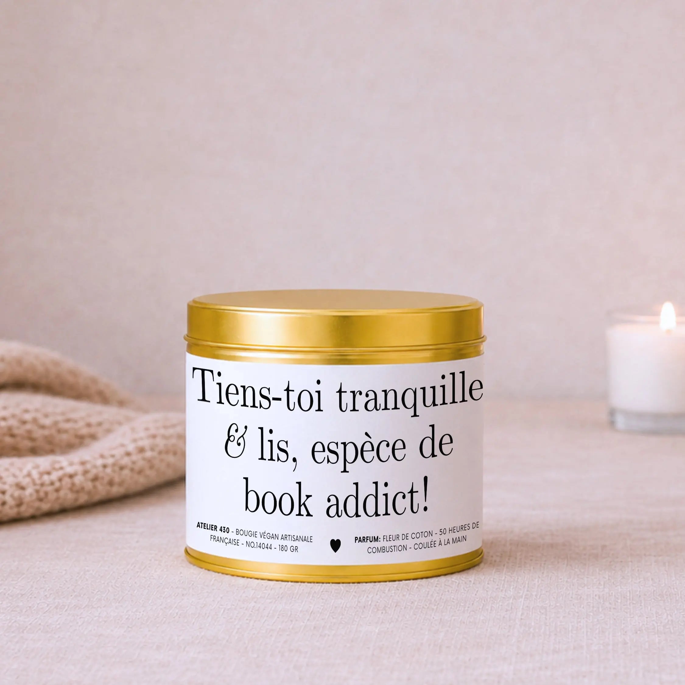 Bougie humour lecture « Tiens-toi tranquille & lis, espèce de book addict ! » avec boîte or – Atelier 430