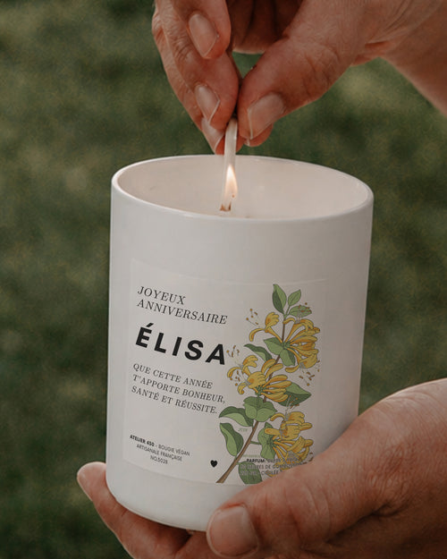 Bougie cadeau anniversaire personnalisée avec chèvrefeuille, fleur de juin – Boîte blanche – Atelier 430