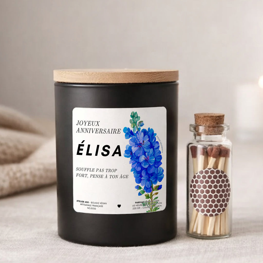Bougie cadeau anniversaire personnalisée avec Delphinium, fleur de juillet – Boîte blanche – Atelier 430