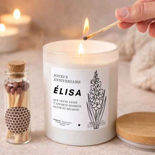 Bougie cadeau anniversaire personnalisée avec Glaïeul, fleur d'août – Boîte blanche – Atelier 430