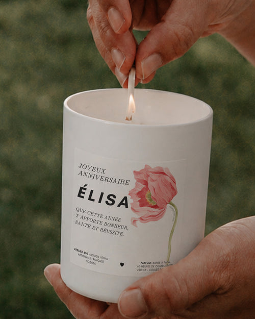 Bougie anniversaire personnalisée avec Glaïeul, fleur d'août – Boîte blanche – Atelier 430