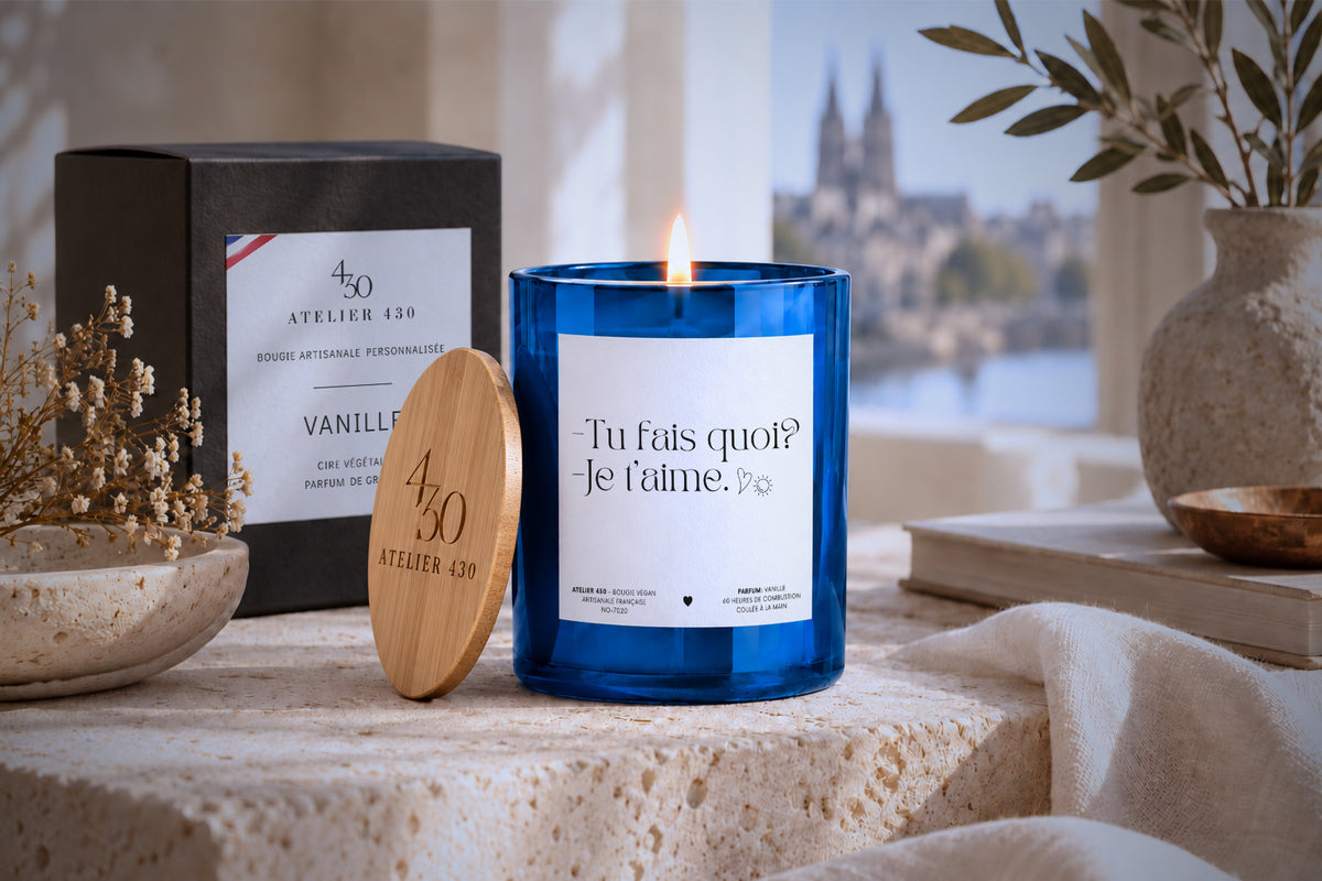 Bougie personnalisée Atelier 430 dans un décor lumineux et élégant