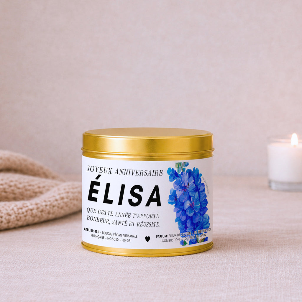 Bougie anniversaire avec Delphinium, fleur de naissance de juillet – Boîte or – Atelier 430