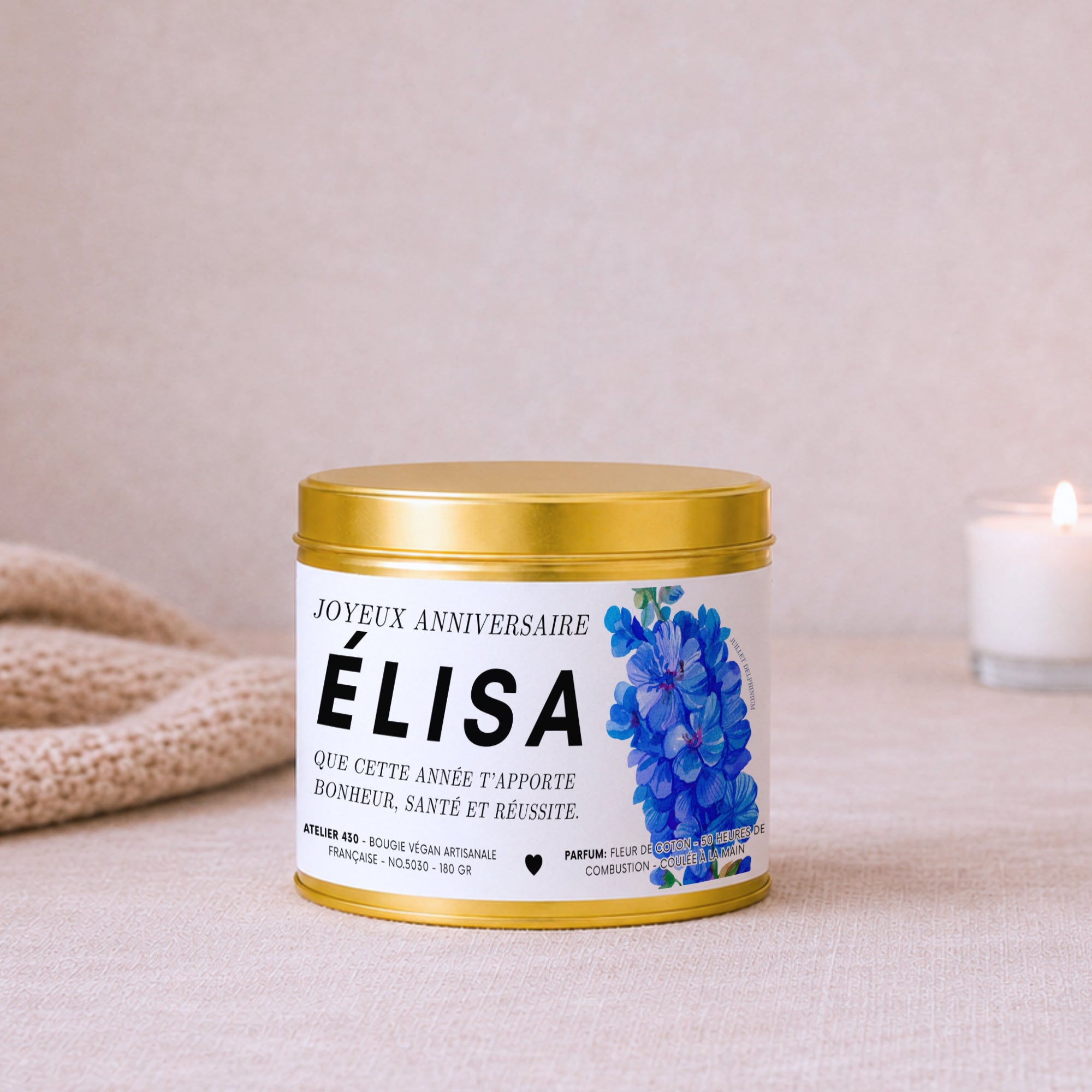 Bougie anniversaire avec Delphinium, fleur de naissance de juillet – Boîte or – Atelier 430