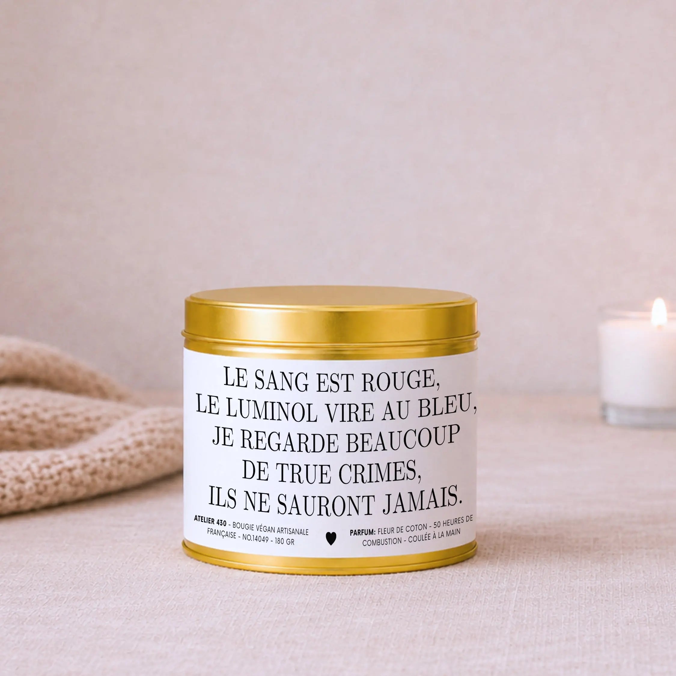Bougie humour true crime « Le sang est rouge, le luminol vire au bleu… ils ne sauront jamais » avec boîte or – Atelier 430
