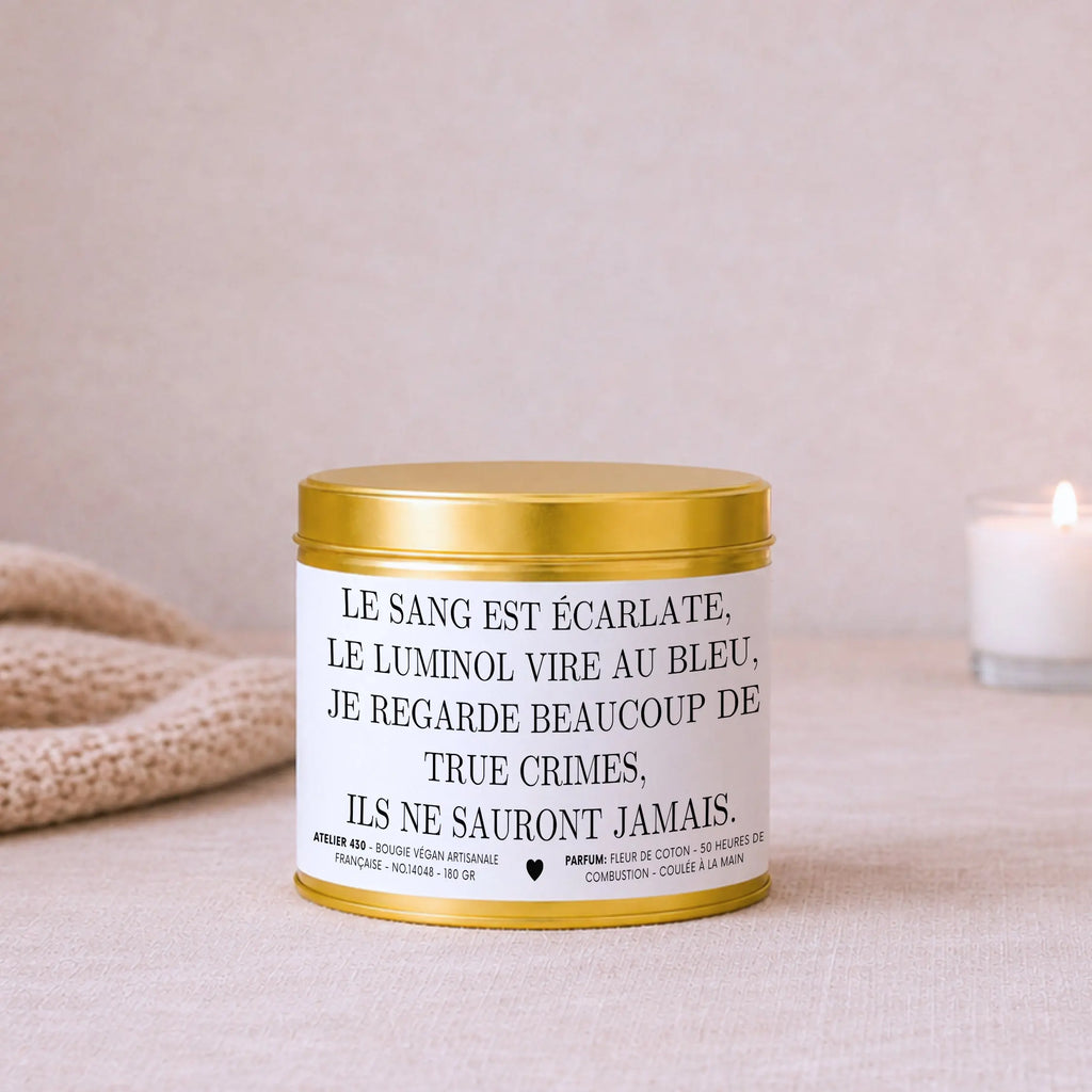 Bougie impertinente et dark humour « Le luminol vire au bleu, ils ne sauront jamais » avec boîte or – Atelier 430