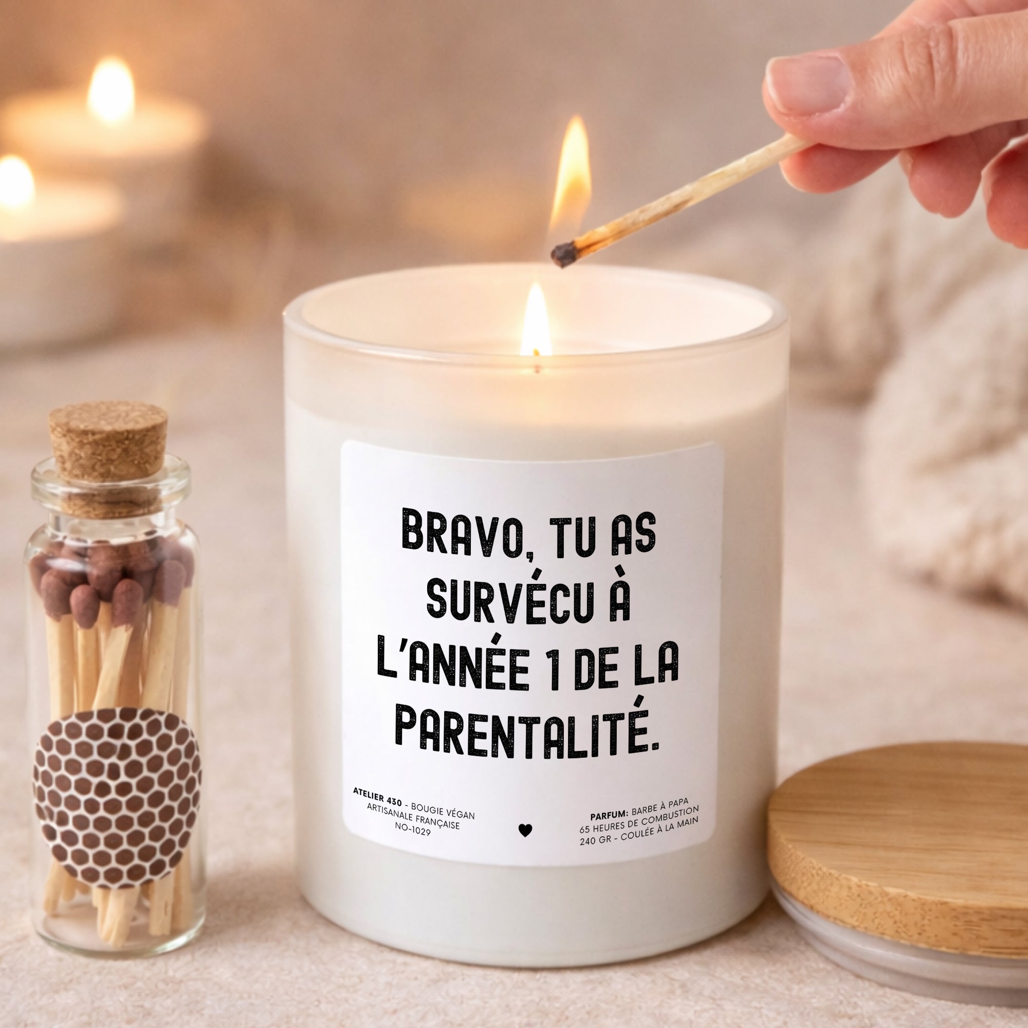 Bougie à message « Bravo, tu as survécu à l’année 1 de la parentalité » avec boîte blanche – Atelier 430