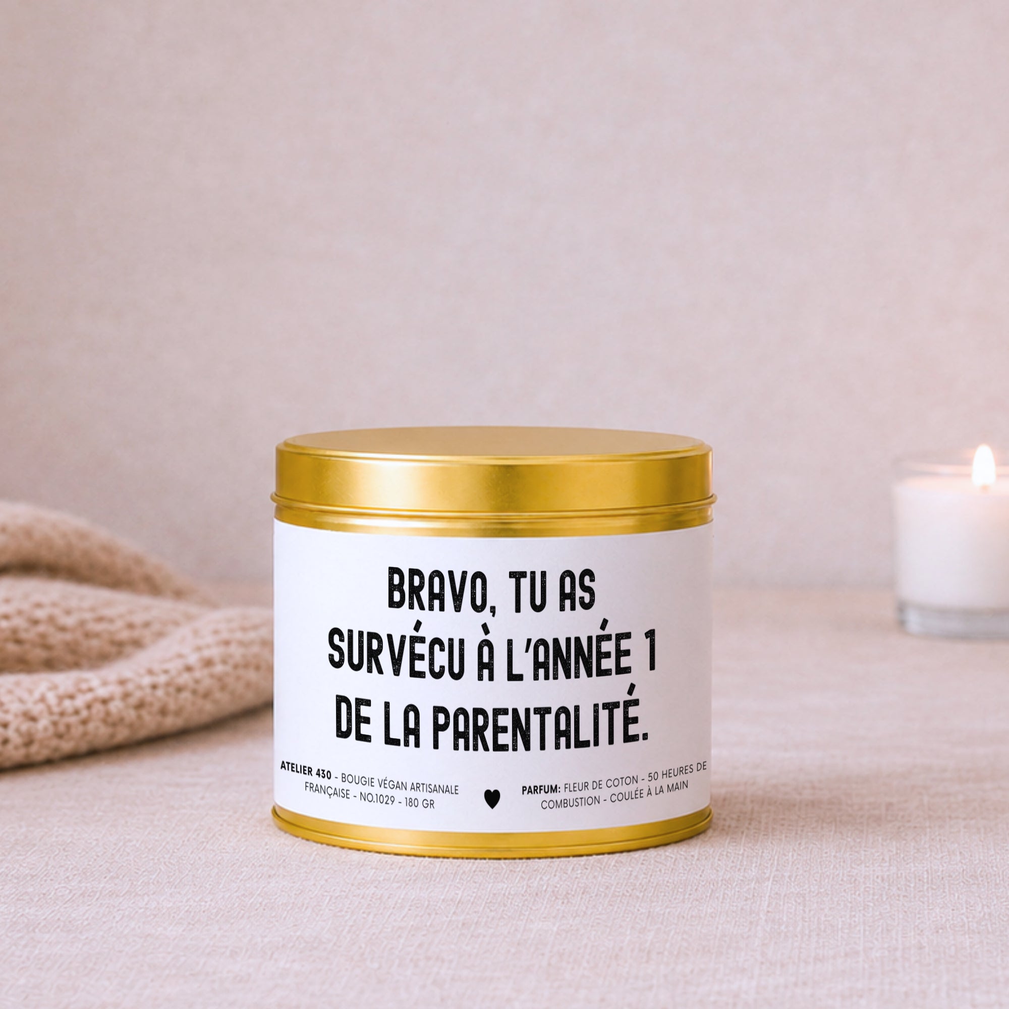 Bougie avec texte « Bravo, tu as survécu à l’année 1 de la parentalité » avec boîte or – Atelier 430