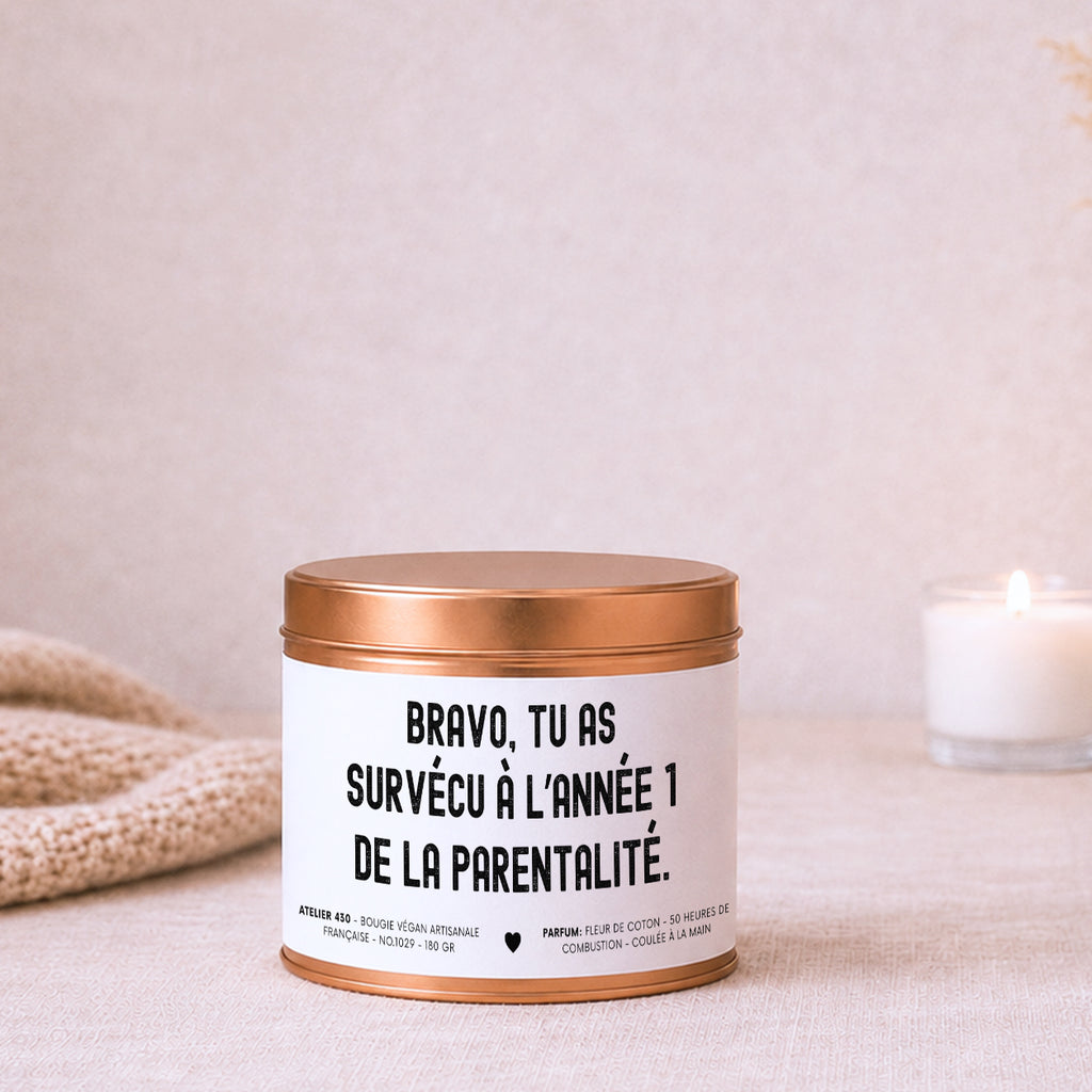 Bougie cadeau naissance « Bravo, tu as survécu à l’année 1 de la parentalité » avec boîte cuivrée – Atelier 430