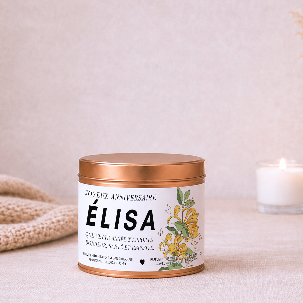 Bougie personnalisable anniversaire avec chèvrefeuille, fleur de juin – Boîte cuivrée – Atelier 430