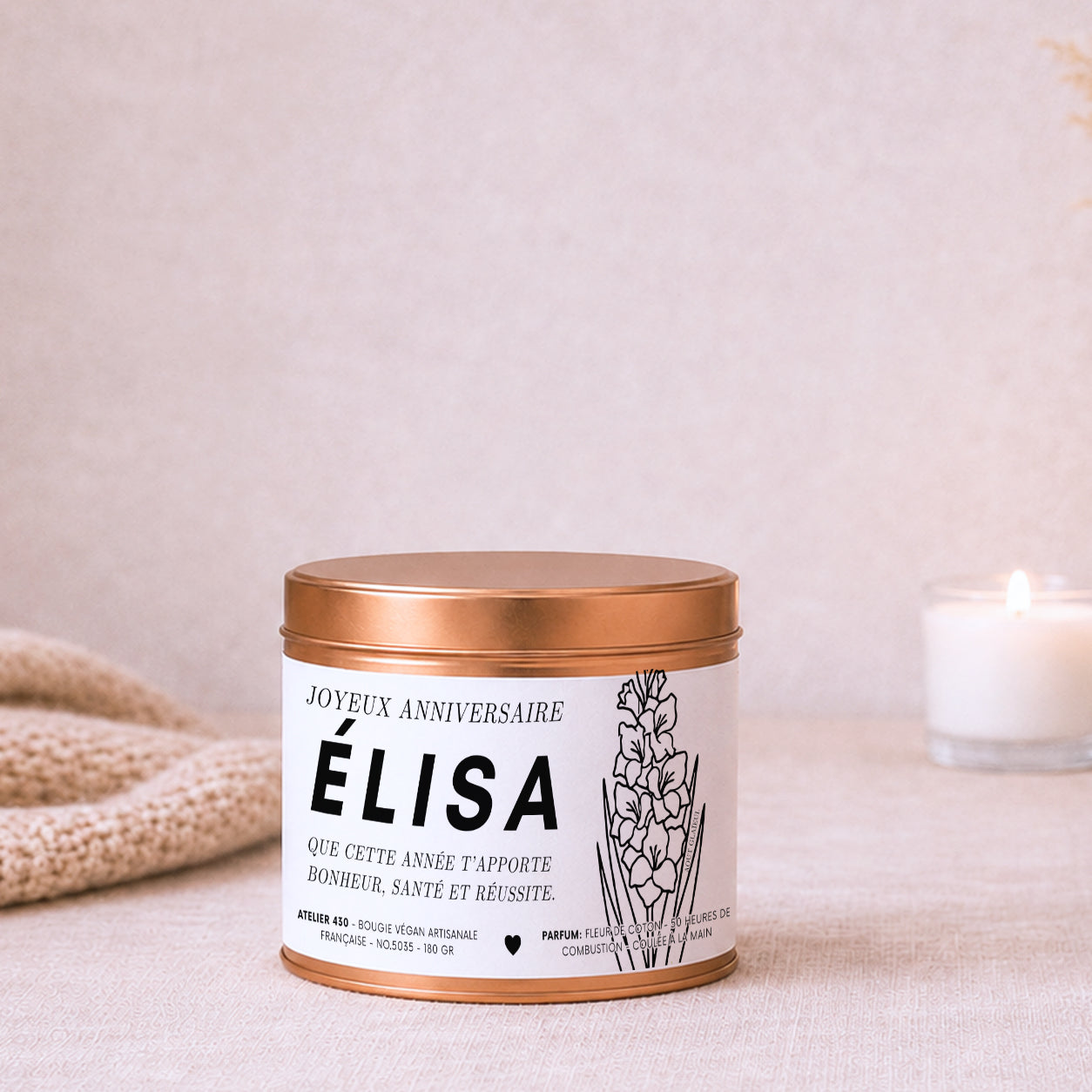Bougie personnalisable Joyeux anniversaire avec Glaïeul, fleur d'août – Boîte cuivrée – Atelier 430