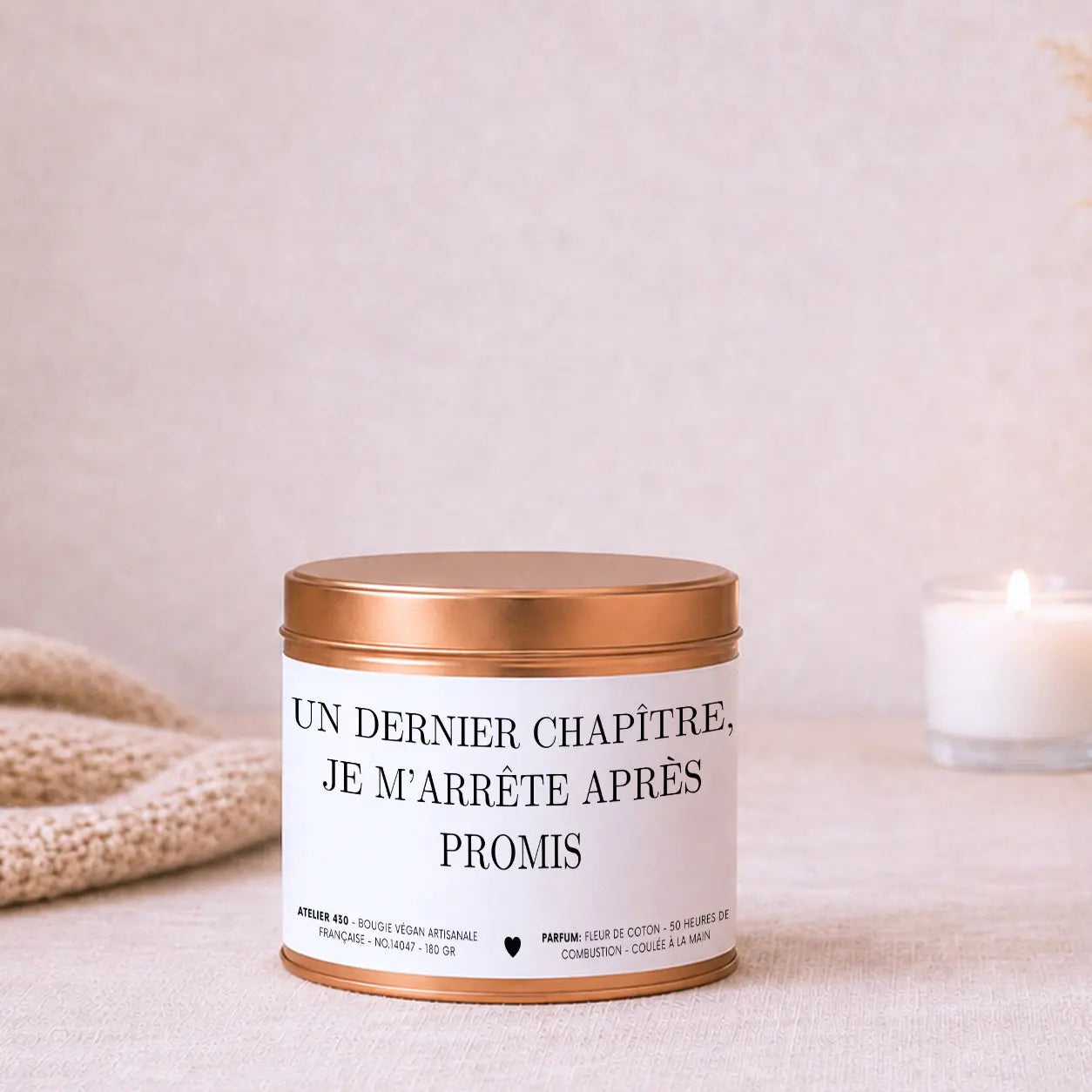 Bougie cadeau pour passionné(e) de lecture « Un dernier chapitre, je m’arrête après promis » avec boîte cuivrée – Atelier 430