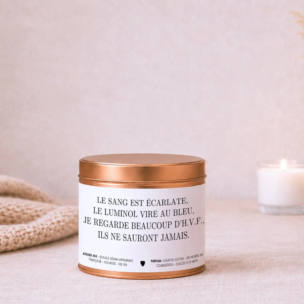 Bougie cadeau humour dark « Le sang est écarlate, le luminol vire au bleu… » avec boîte cuivrée – Atelier 430