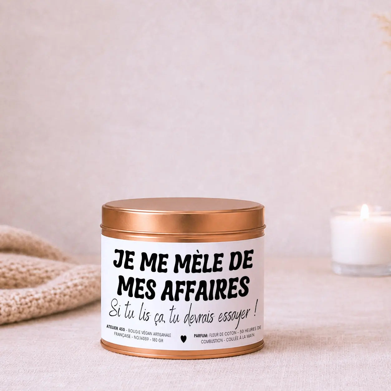 Bougie cadeau humoristique « Je me mêle de mes affaires. Si tu lis ça, tu devrais essayer ! » avec boîte cuivrée – Atelier 430