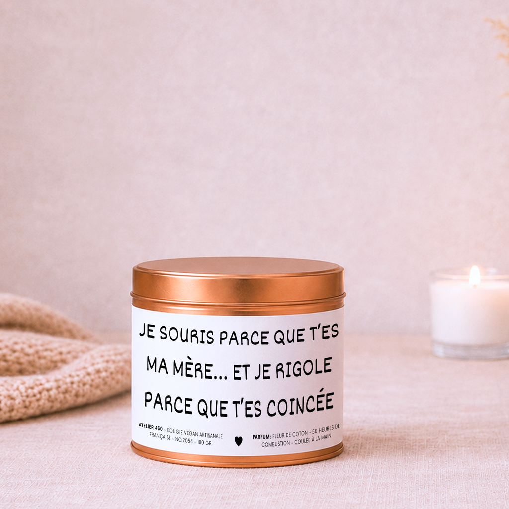Bougie cadeau maman humoristique personnalisée « Je souris parce que t’es ma mère… et je rigole parce que t’es coincée » avec boîte cuivrée – Atelier 430