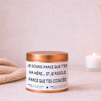 Bougie cadeau maman humoristique personnalisée « Je souris parce que t’es ma mère… et je rigole parce que t’es coincée » avec boîte cuivrée – Atelier 430