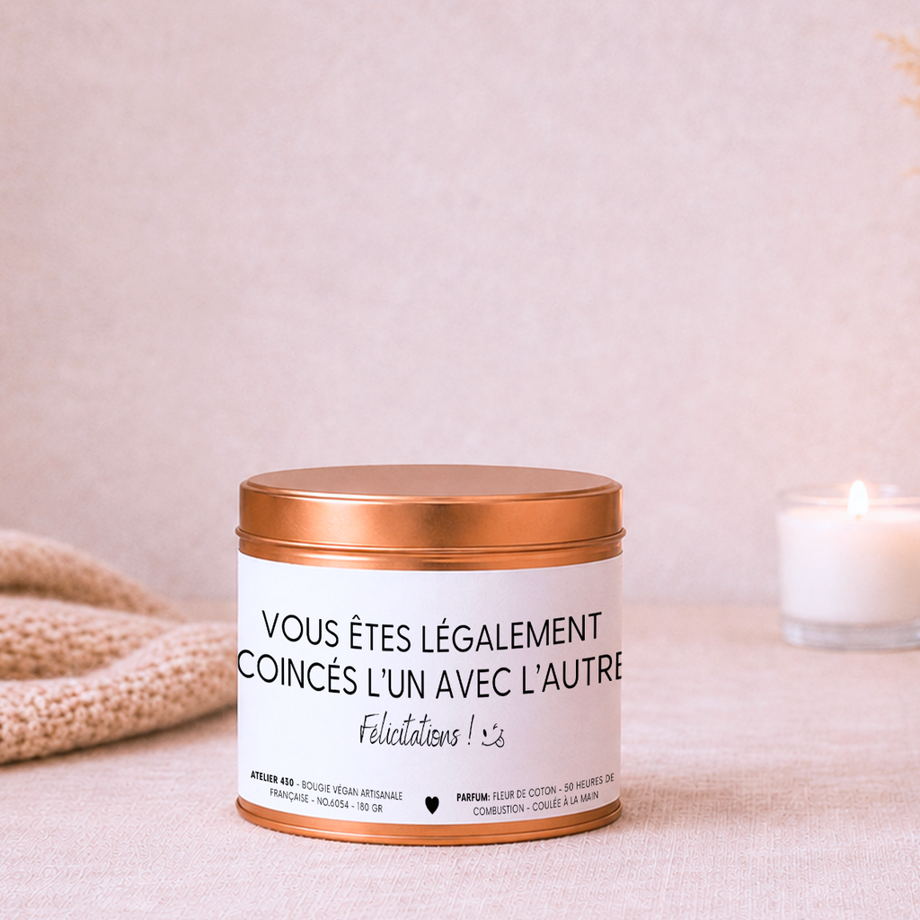 Bougie cadeau de mariage personnalisée « Vous êtes légalement coincés l’un avec l’autre. Félicitations ! » avec boîte cuivrée – Atelier 430