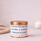 Bougie cadeau papa humoristique personnalisée « Je souris parce que t’es mon père… et je rigole parce que t’es coincé » avec boîte cuivrée – Atelier 430