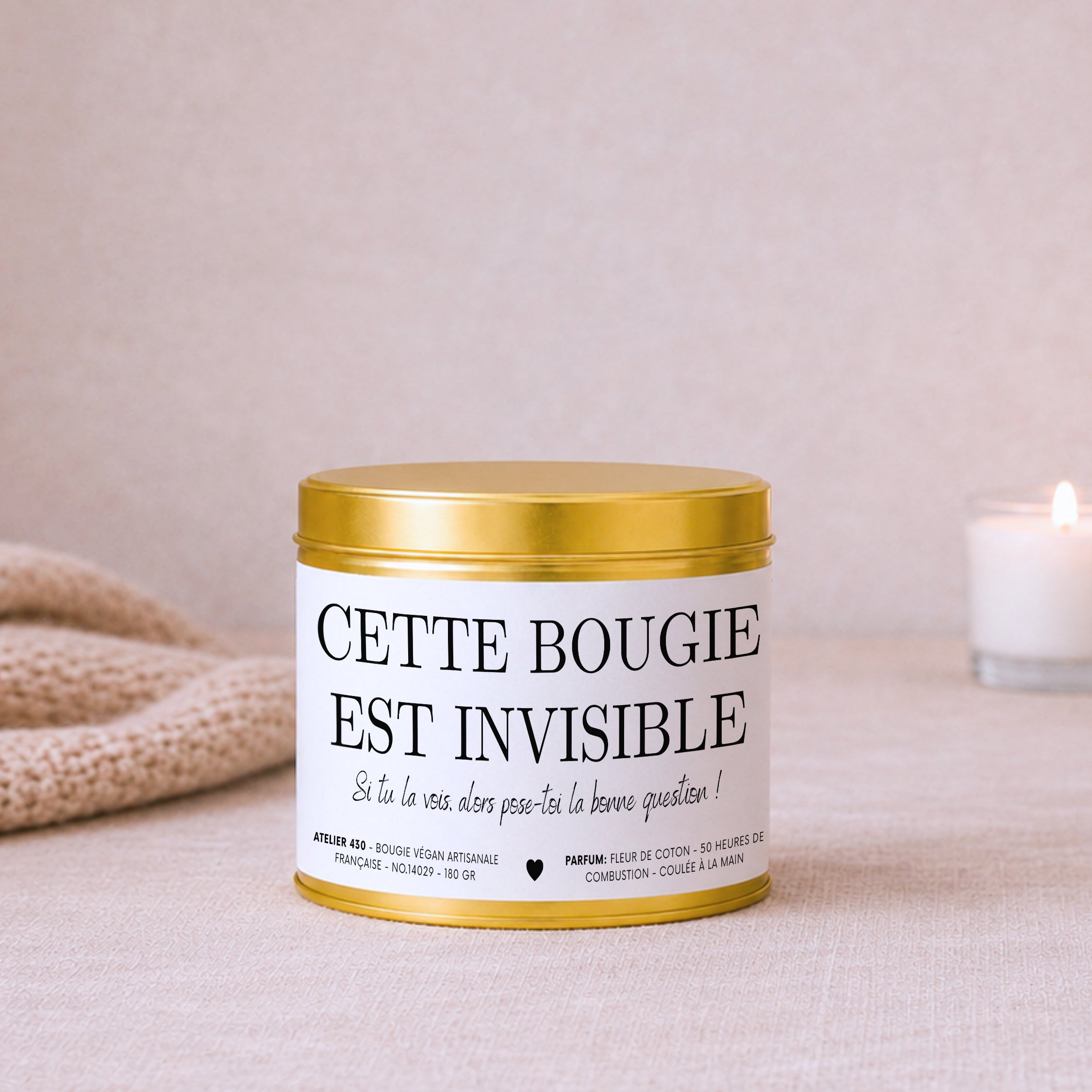 Bougie humoristique et impertinente « Cette bougie est invisible. Si tu la vois, alors pose-toi la bonne question ! » avec boîte or – Atelier 430