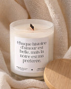 Bougie à message romantique « Chaque histoire d’amour est belle, mais la nôtre est ma préférée » avec boîte blanche – Atelier 430