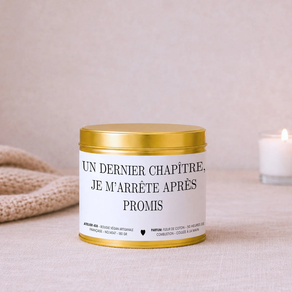 Bougie humour lecture « Un dernier chapitre, je m’arrête après promis » avec boîte or – Atelier 430