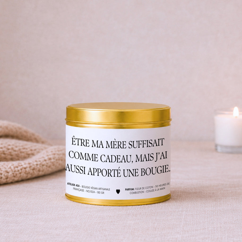 Bougie avec texte « Être ma mère suffisait comme cadeau, mais j’ai aussi apporté une bougie » avec boîte or – Atelier 430