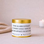 Bougie avec texte « Être ma mère suffisait comme cadeau, mais j’ai aussi apporté une bougie » avec boîte or – Atelier 430