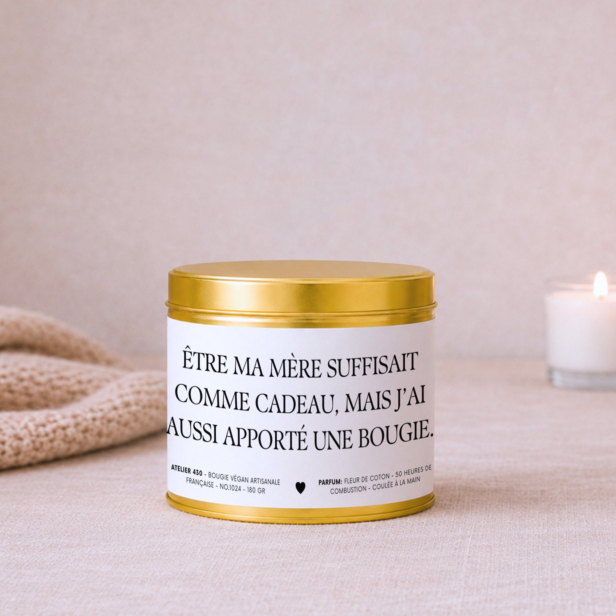 Bougie avec texte « Être ma mère suffisait comme cadeau, mais j’ai aussi apporté une bougie » avec boîte or – Atelier 430