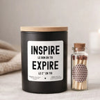 Bougie personnalisée « Inspire le bon en toi, expire le c** en toi » avec boîte noire – Atelier 430