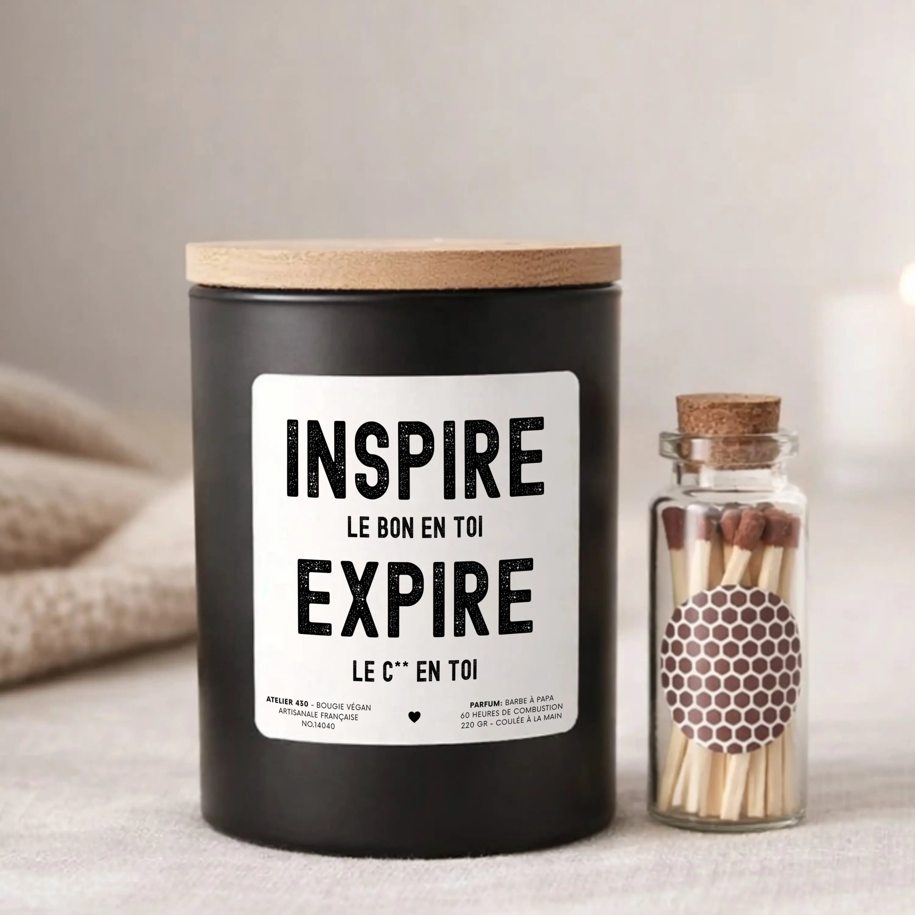 Bougie personnalisée « Inspire le bon en toi, expire le c** en toi » avec boîte noire – Atelier 430