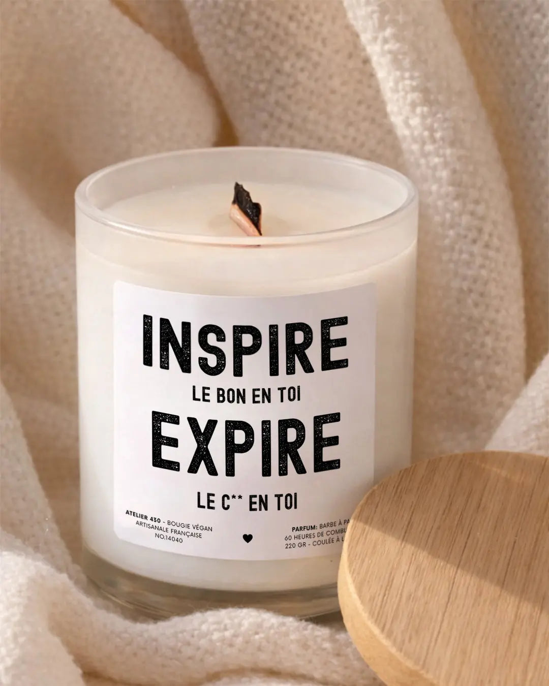 Bougie à message humoristique « Inspire le bon en toi, expire le c** en toi » avec boîte blanche – Atelier 430