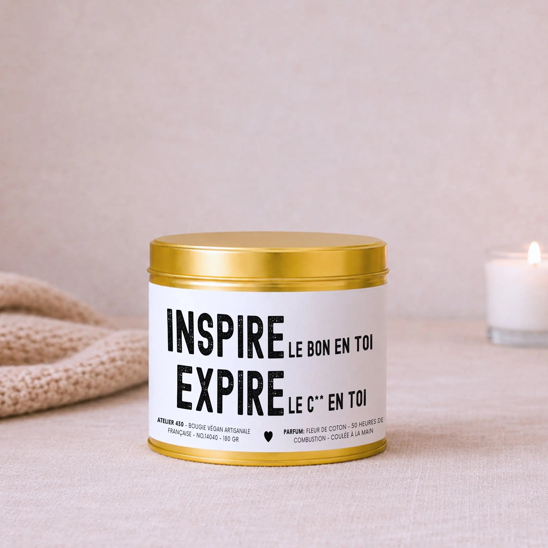 Bougie impertinente et décalée « Inspire le bon en toi, expire le c** en toi » avec boîte or – Atelier 430