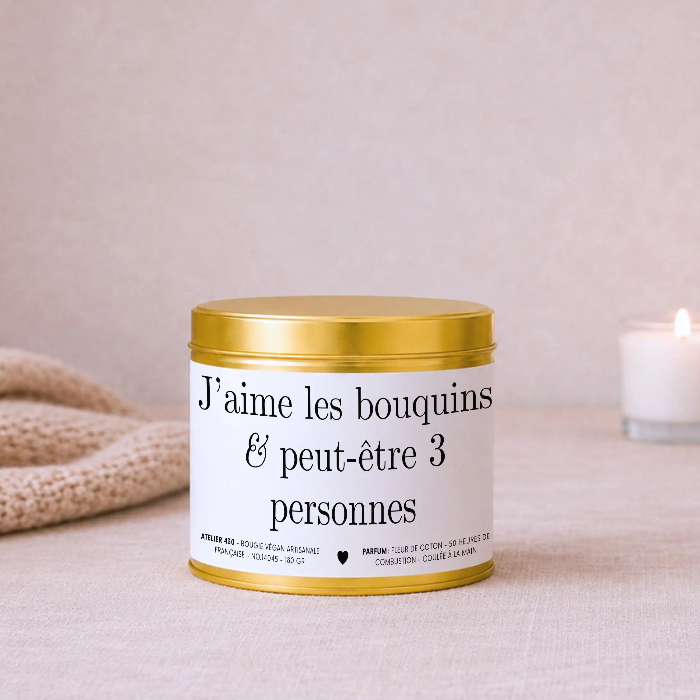 Bougie Book Addict « J’aime les bouquins & peut-être 3 personnes » avec boîte or – Atelier 430
