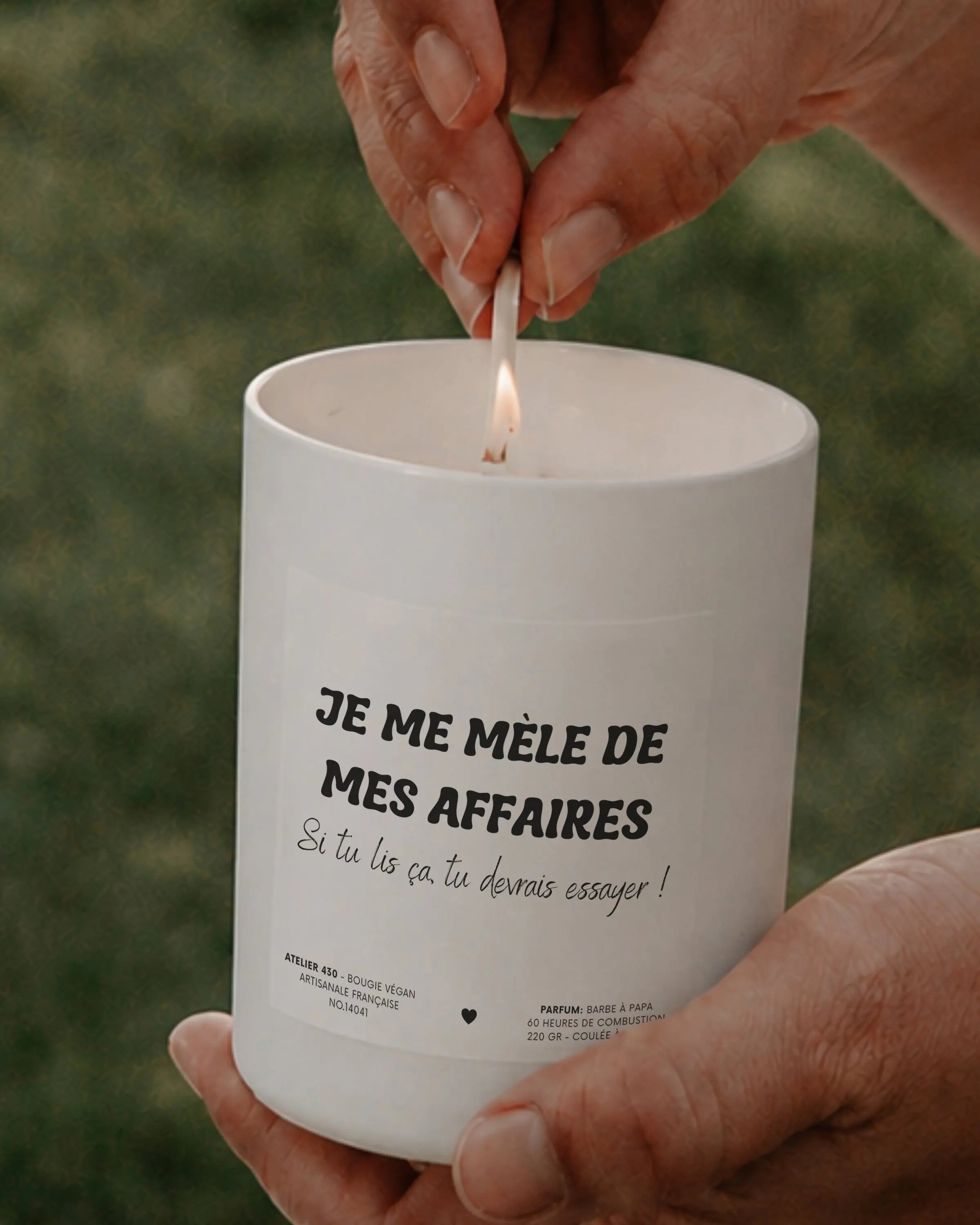 Bougie à message humoristique « Je me mêle de mes affaires. Si tu lis ça, tu devrais essayer ! » avec boîte blanche – Atelier 430