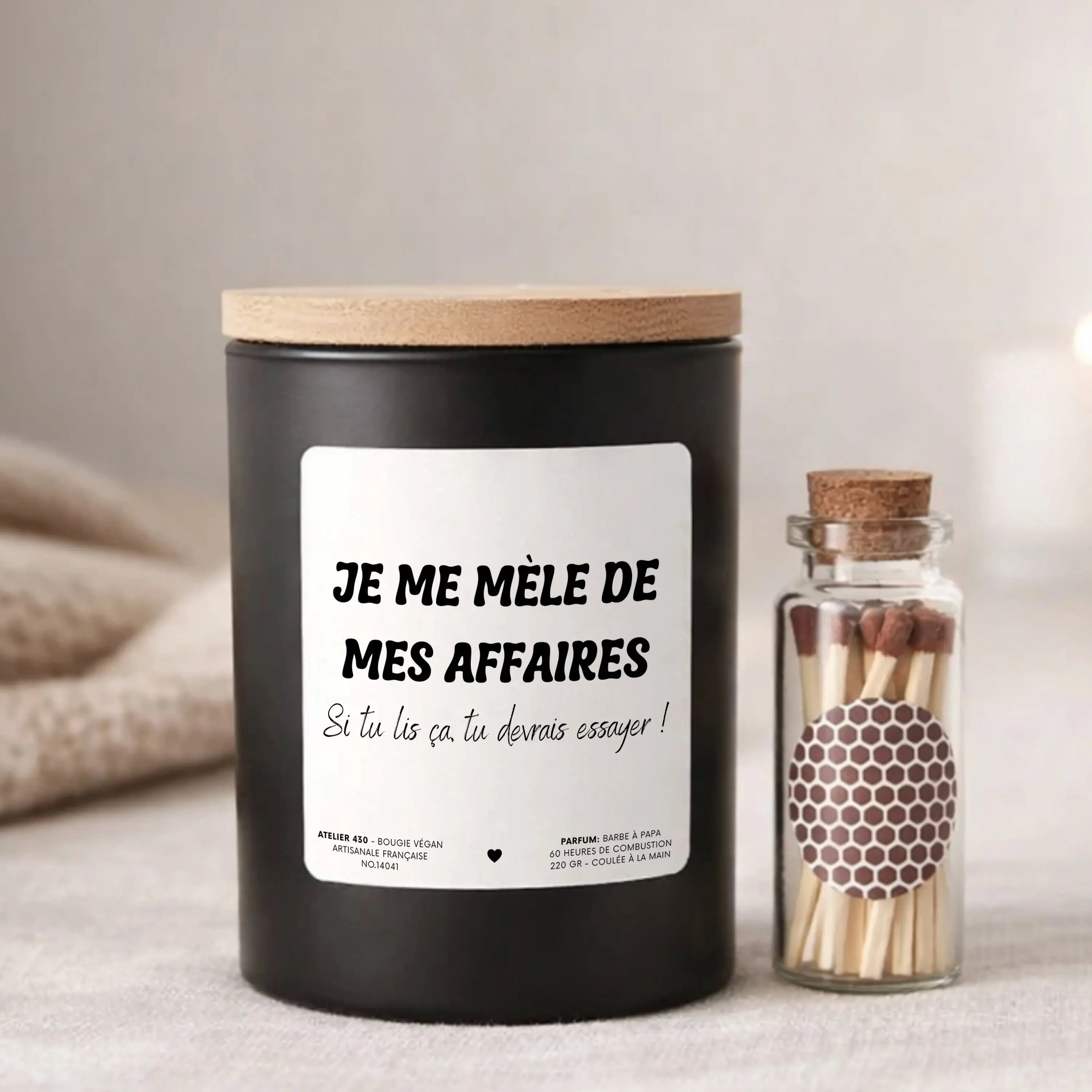 Bougie personnalisée « Je me mêle de mes affaires. Si tu lis ça, tu devrais essayer ! » avec boîte noire – Atelier 430