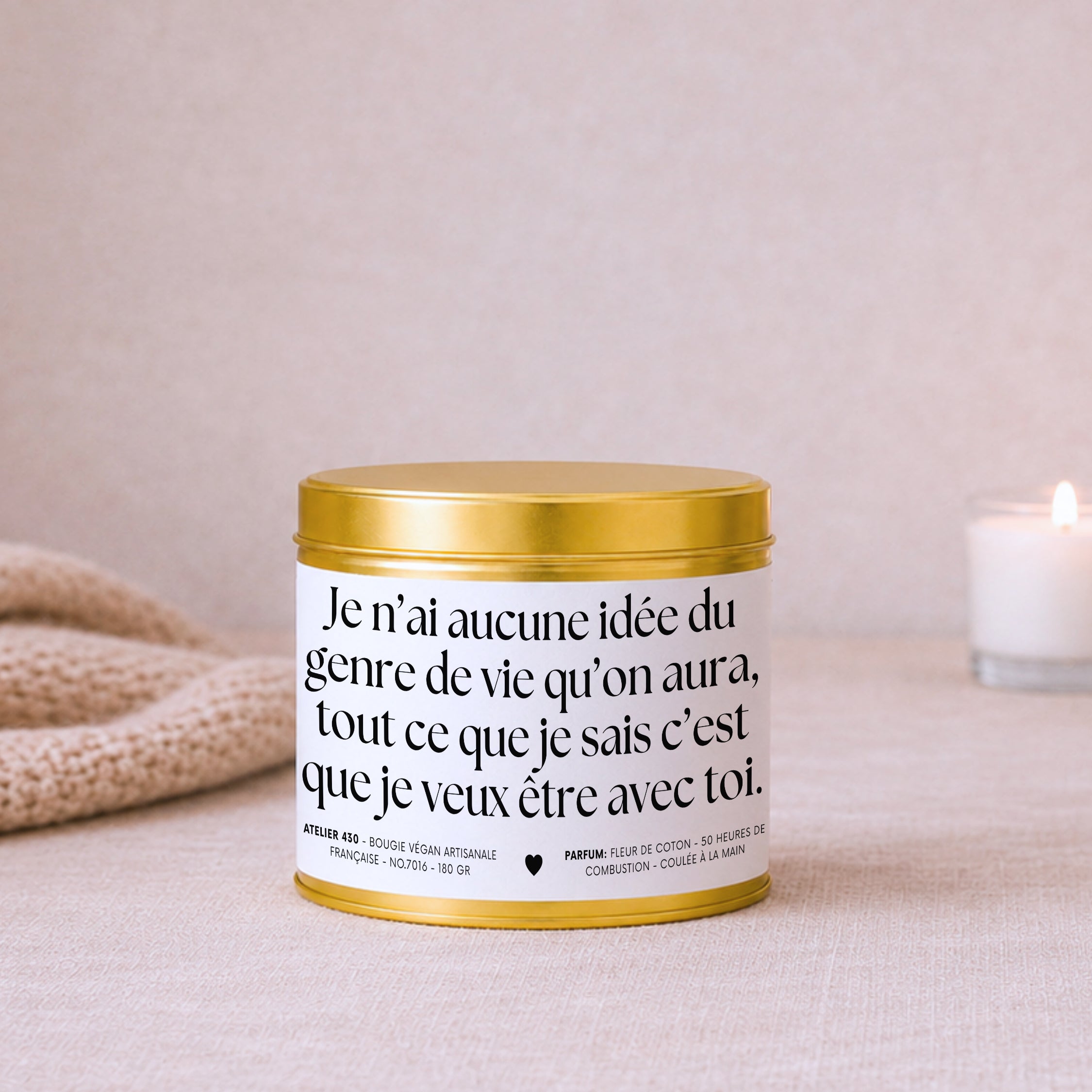 Bougie avec texte « Je n’ai aucune idée du genre de vie qu’on aura, tout ce que je sais c’est que je veux être avec toi » avec boîte or – Atelier 430
